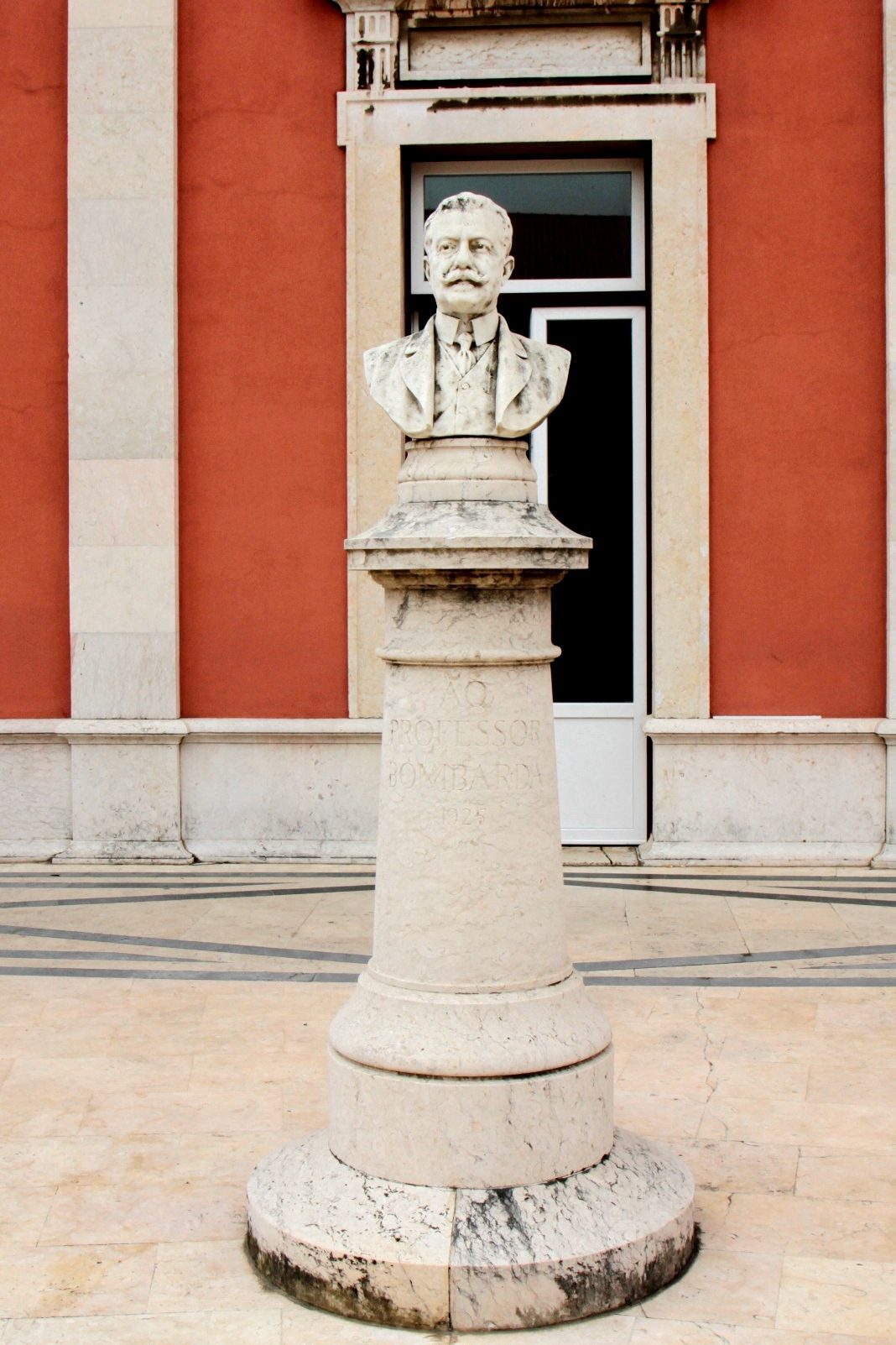 Miguel%20Bombarda%27s%20bust%2C%20NOVA%20Facultade%20de%20Ciencias%20Medicas%2C%20Lisbon%20-%2003.JPG
